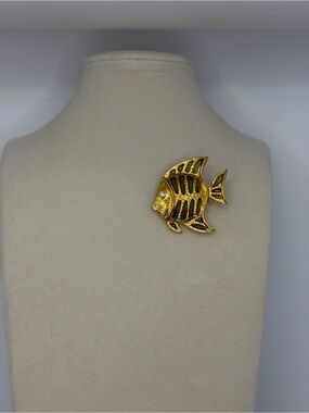 Vintage Gold Tone Tropical Fish Brooch Pin Green Enamel Rhinestone Eye